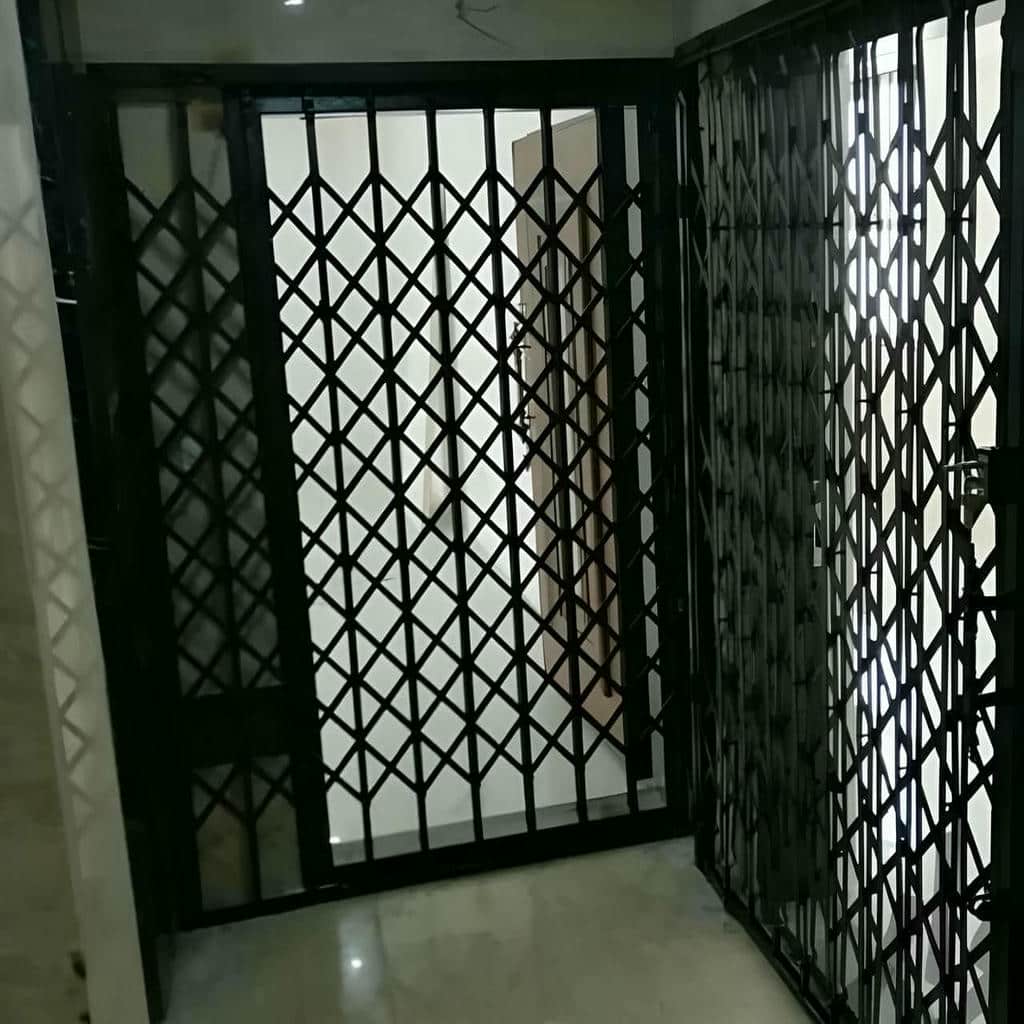 درب آکاردئونی در بوشهر