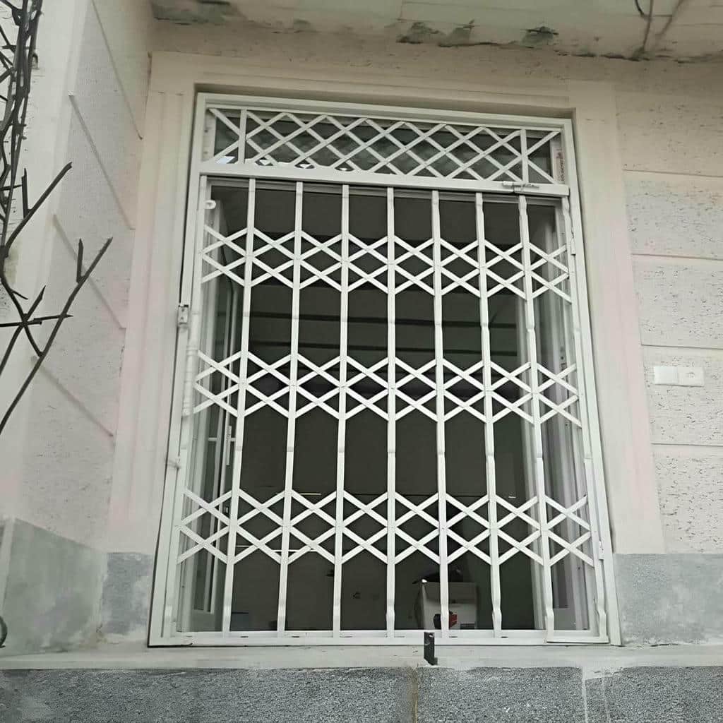 درب آکاردئونی آپارتمان در ارومیه