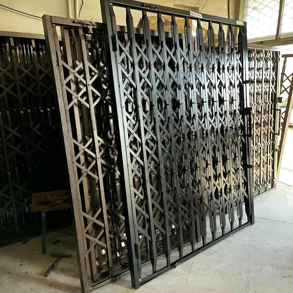 درب آکاردئونی آپارتمان در گنبدکاووس