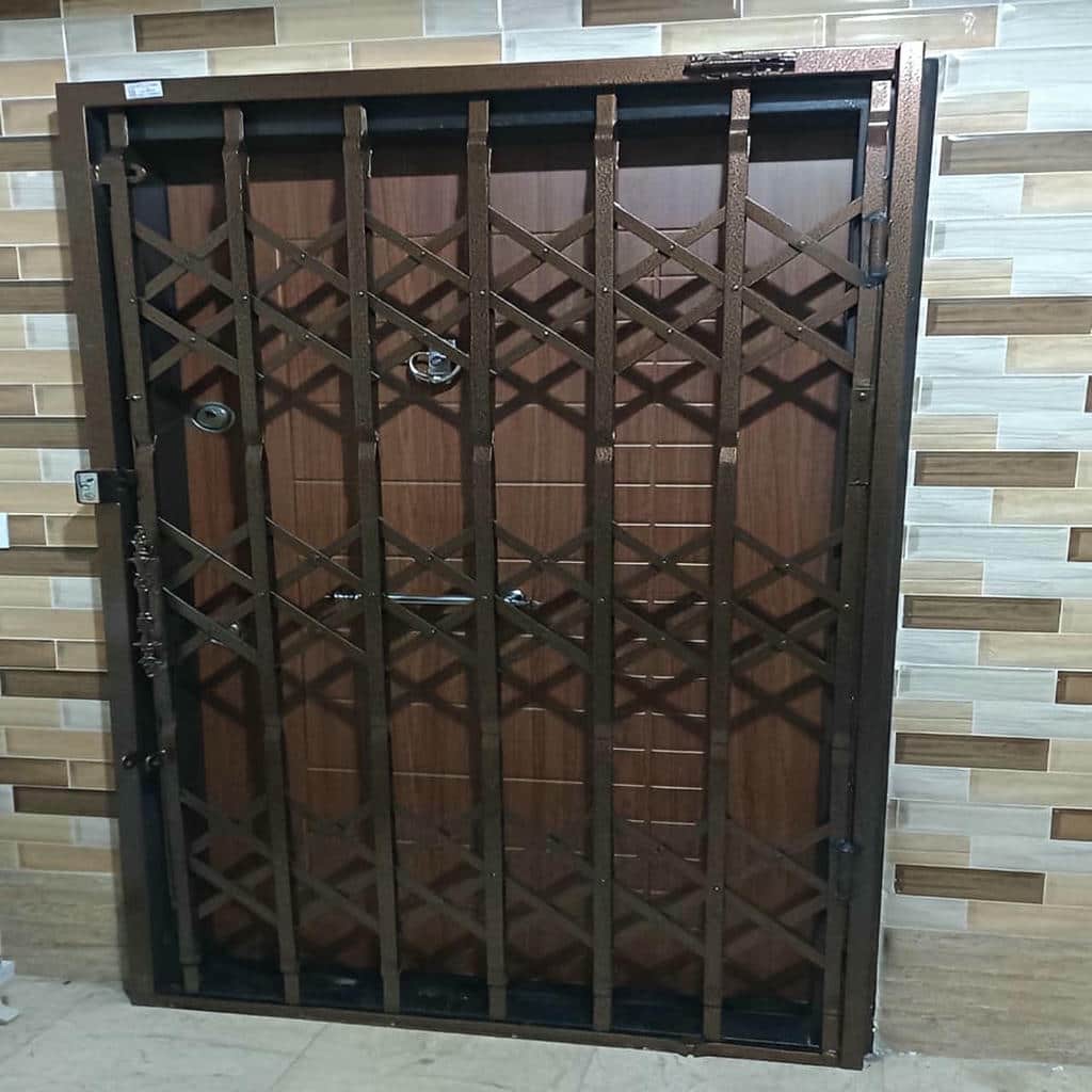 درب آکاردئونی در بندر انزلی