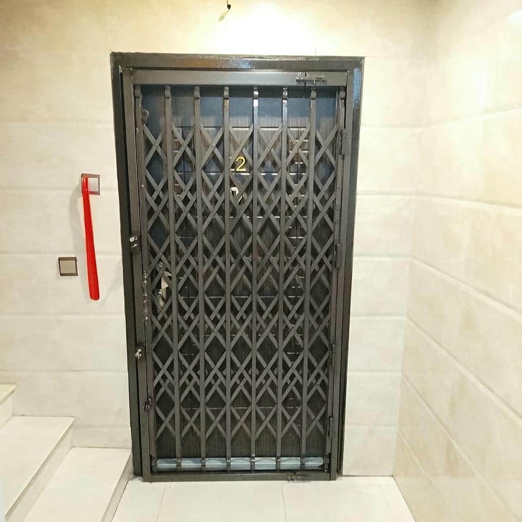درب آکاردئونی آپارتمان در اهواز