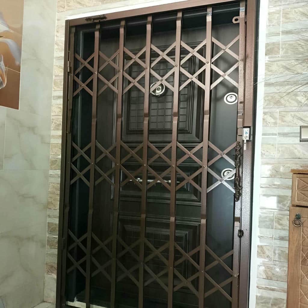 درب آکاردئونی آپارتمان در تبریز