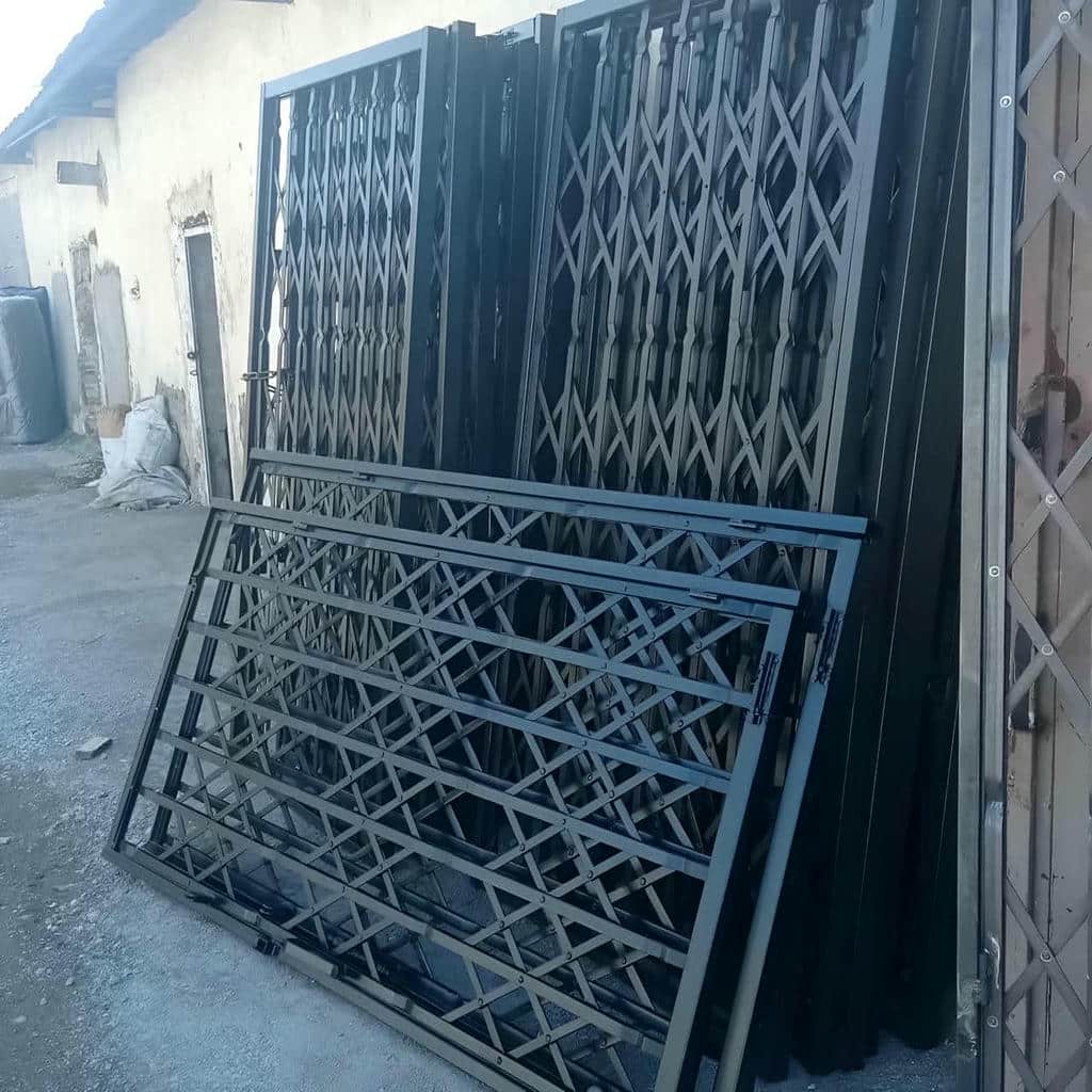 درب آکاردئونی آپارتمان در یزد