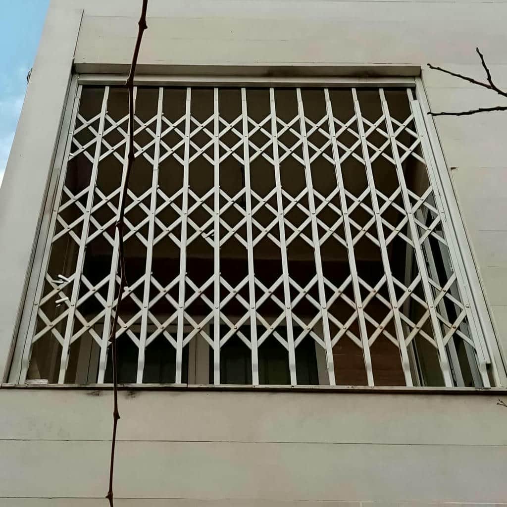 درب آکاردئونی آپارتمان در مریوان