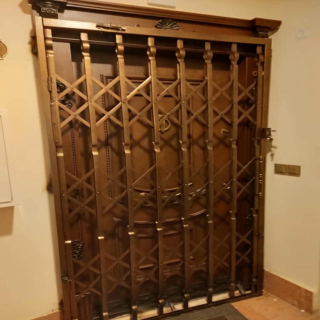 درب آکاردئونی در بندر لنگه