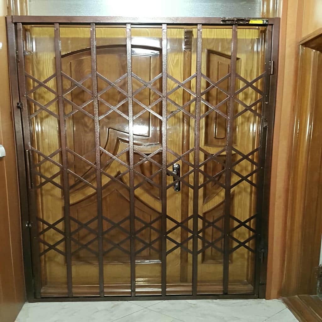 درب آکاردئونی آپارتمان در ایلام