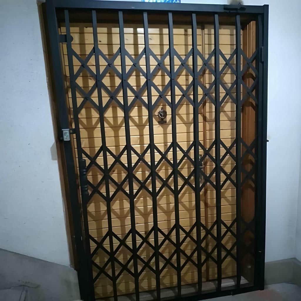 درب آکاردئونی آپارتمان در اردبیل