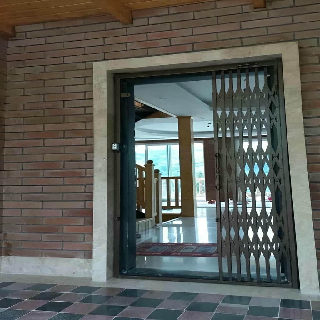 درب آکاردئونی آپارتمان در سیرجان