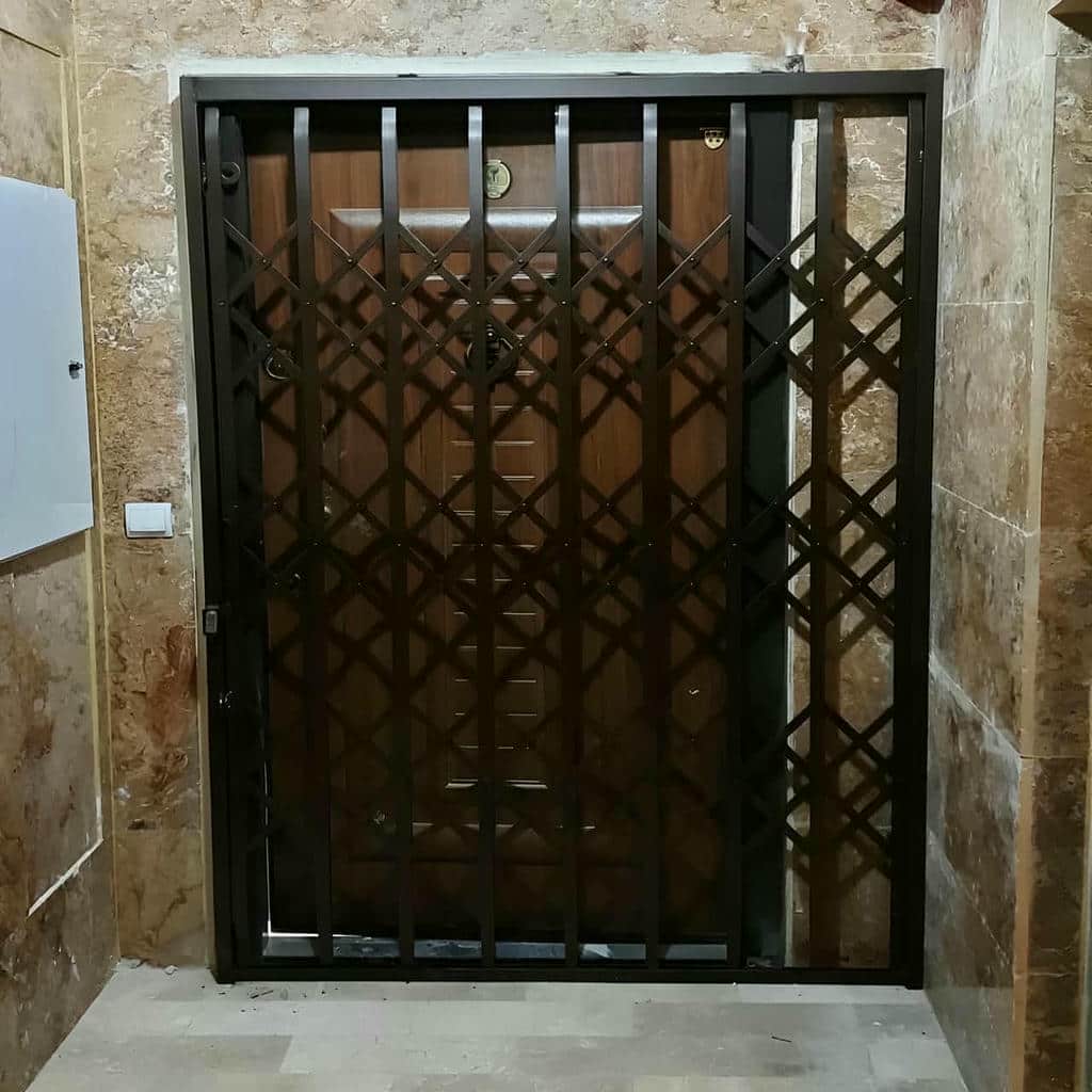 درب آکاردئونی آپارتمان در سنندج