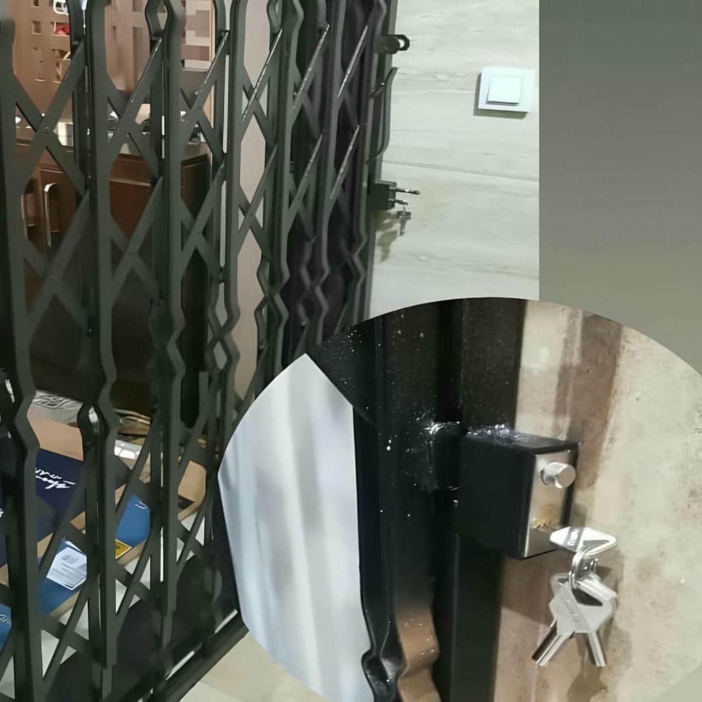 درب آکاردئونی آپارتمان در زاهدان