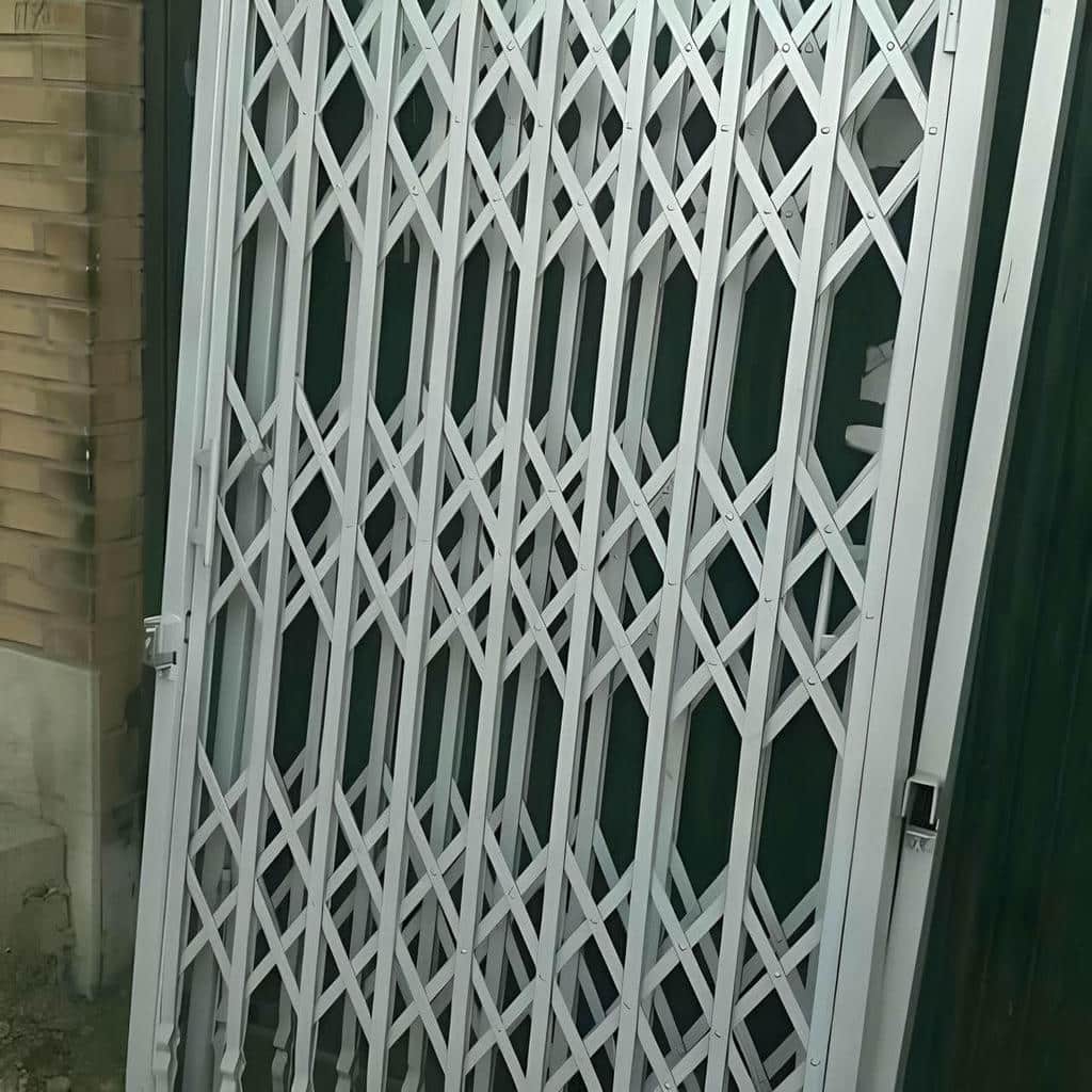 درب آکاردئونی آپارتمان در استان گیلان