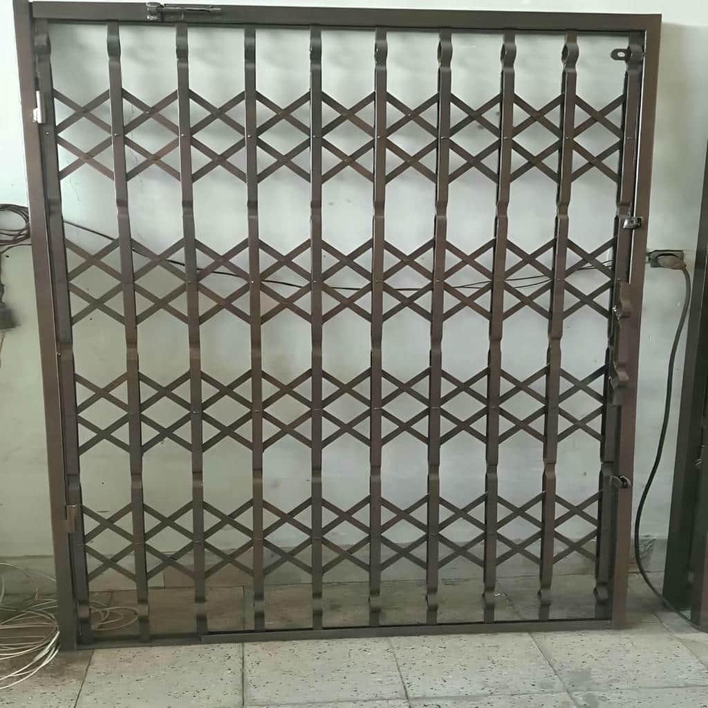نصب درب آکاردئونی آپارتمان چهارگل در رشت