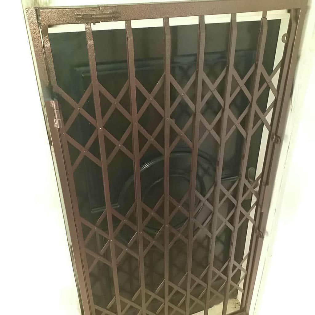 درب آکاردئونی آپارتمان در کرمان