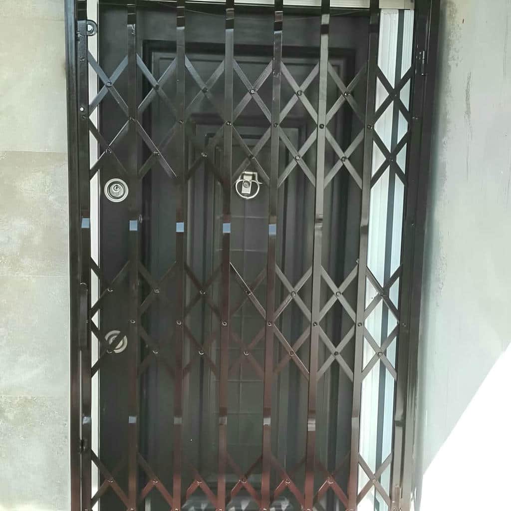 درب آکاردئونی آپارتمان در ایرانشهر