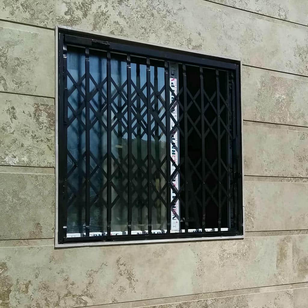 درب آکاردئونی آپارتمان در کاشان
