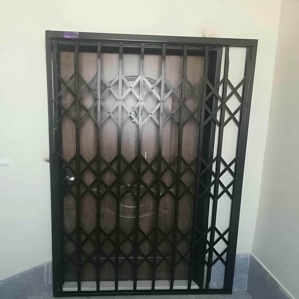 درب آکاردئونی آپارتمان در کردان