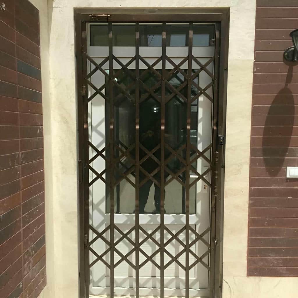 درب آکاردئونی آپارتمان در نیشابور