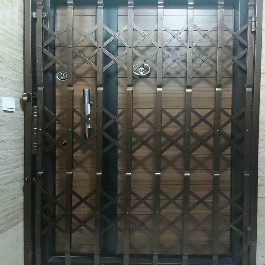 درب آکاردئونی آپارتمان در شهرکرد