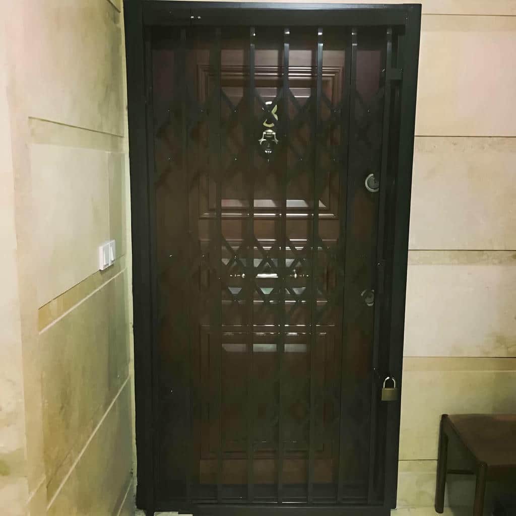 درب آکاردئونی آپارتمان در چالوس