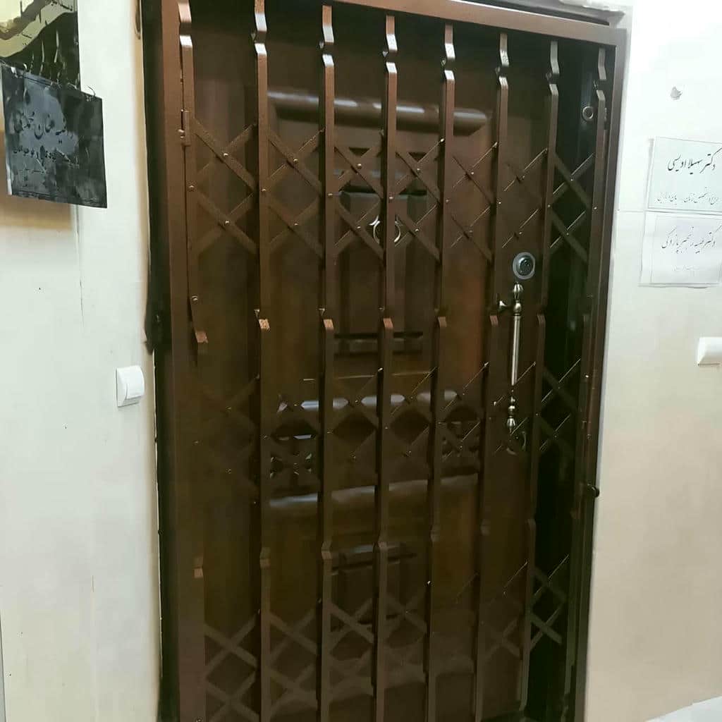 درب آکاردئونی آپارتمان در رفسنجان