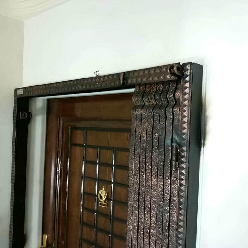 درب آکاردئونی آپارتمان در محمودآباد