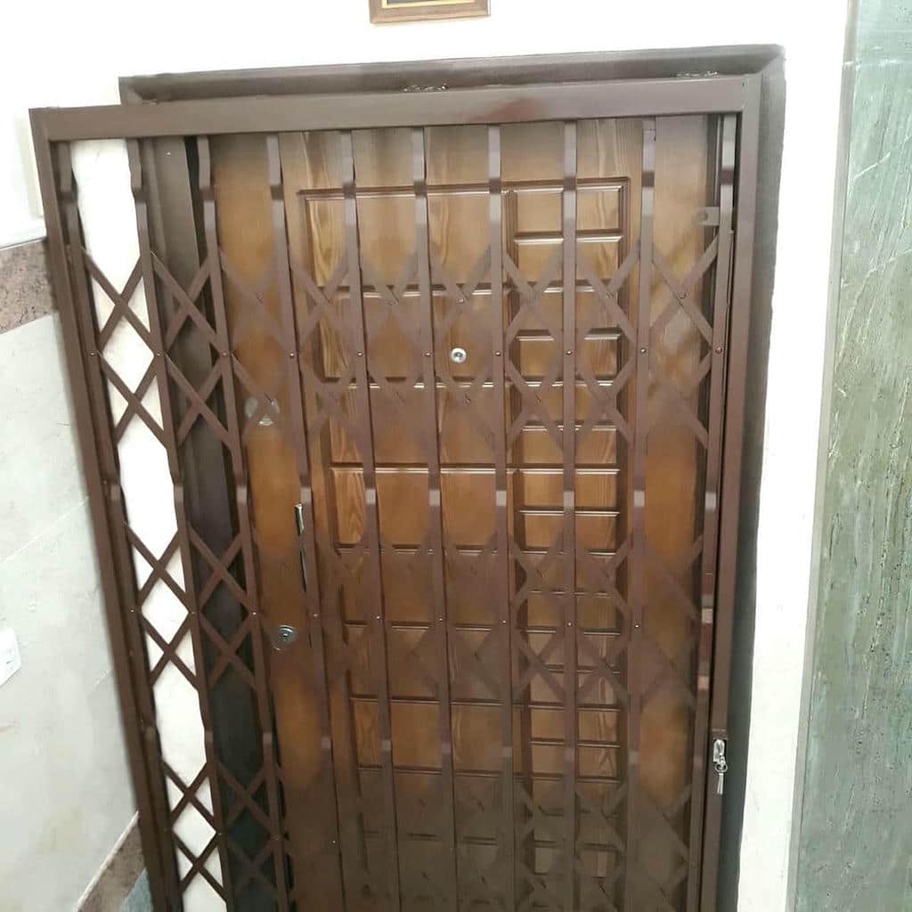 درب آکاردئونی آپارتمان در مشهد