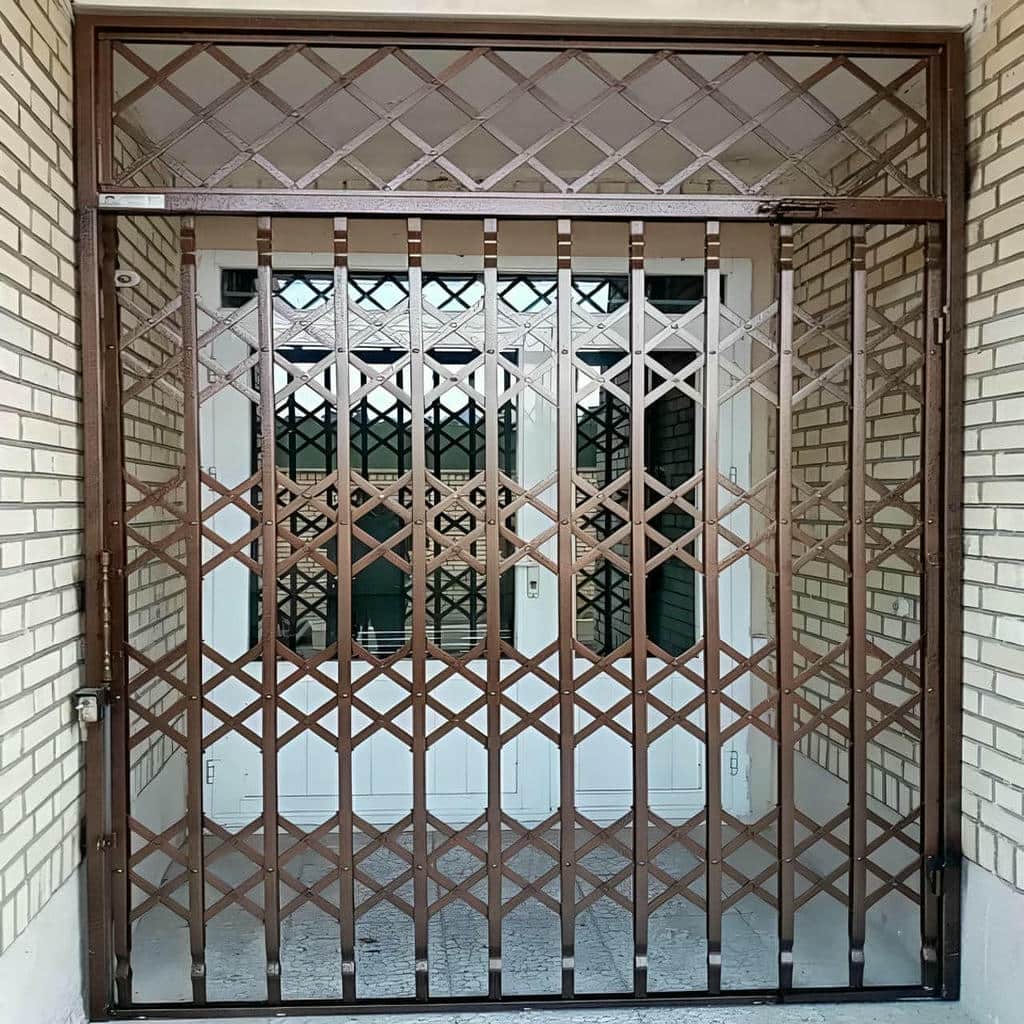 درب آکاردئونی آپارتمان در یاسوج