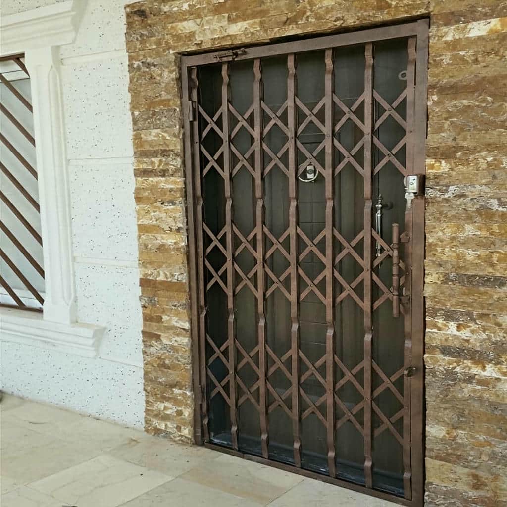 درب آکاردئونی آپارتمان در رشت
