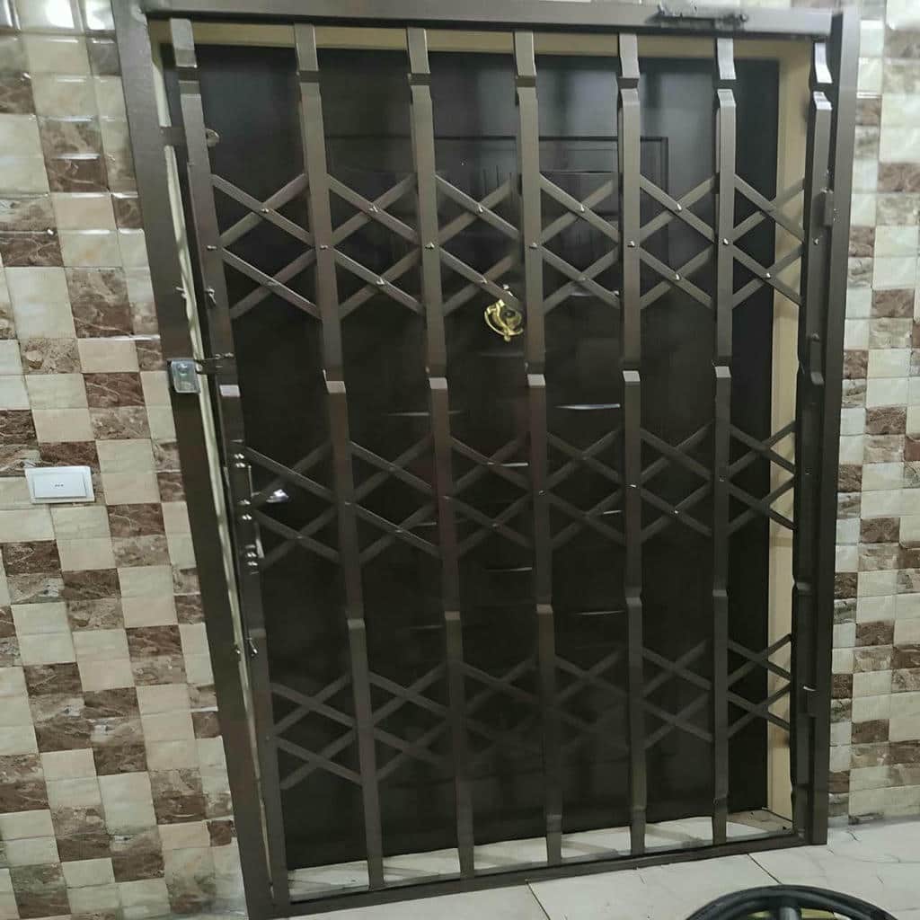 درب آکاردئونی در نوشهر