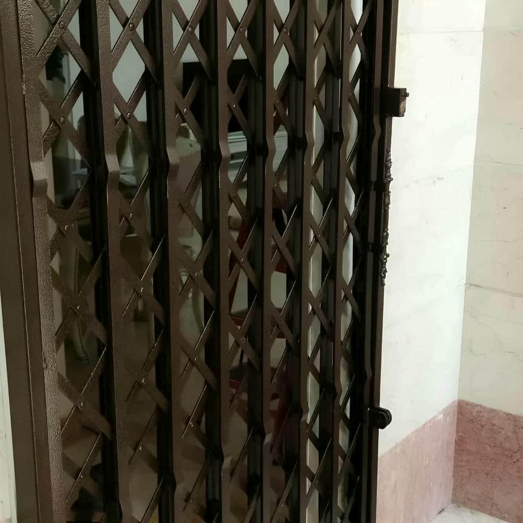 نصب درب آکاردئونی آپارتمان چهارگل در مشهد