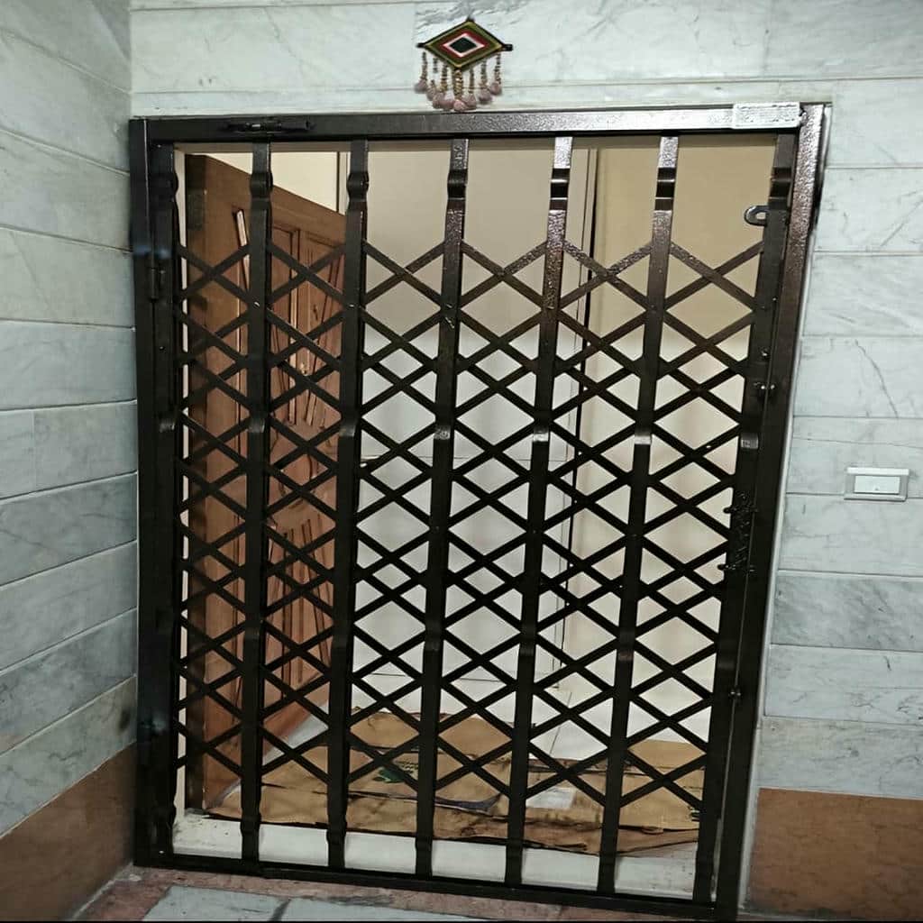 درب آکاردئونی آپارتمان در ساوه