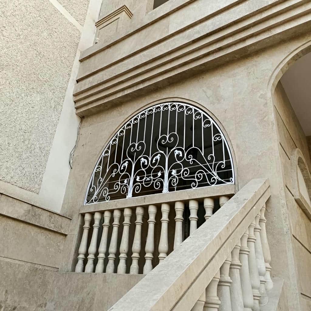 حفاظ پنجره فرفورژه در باغ عباس‌آباد