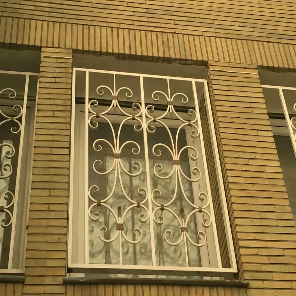 نصب حفاظ پنجره فرفورژه بازشو در لواسان نصب حفاظ پنجره فرفورژه بازشو در لواسان
