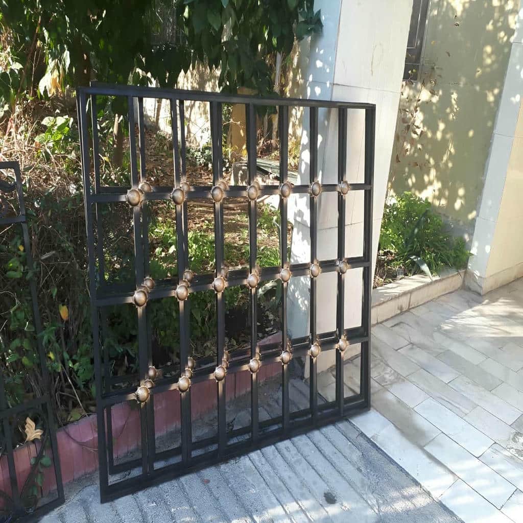 نصب حفاظ پنجره فرفورژه بازشو در همدان نصب حفاظ پنجره فرفورژه بازشو در همدان