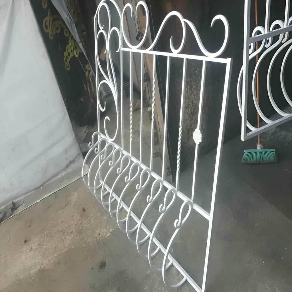 حفاظ پنجره فرفورژه در کمال شهر