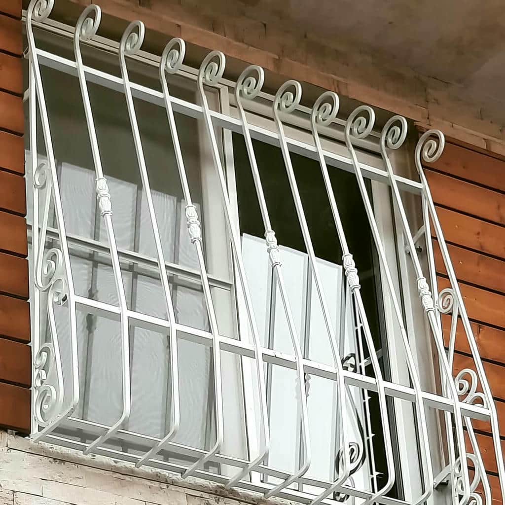 نصب حفاظ پنجره فرفورژه بازشو در نوشهر نصب حفاظ پنجره فرفورژه بازشو در نوشهر