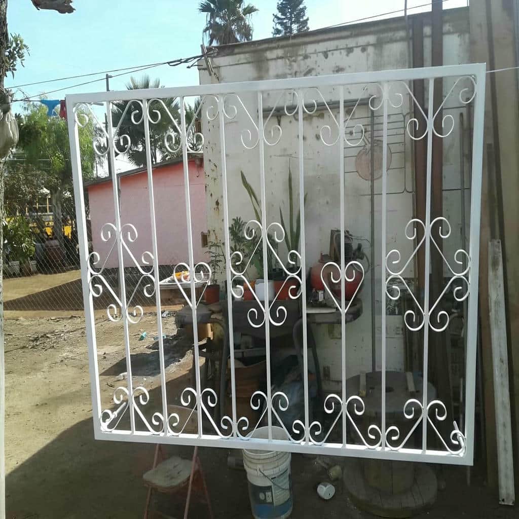 حفاظ پنجره فرفورژه در کردان