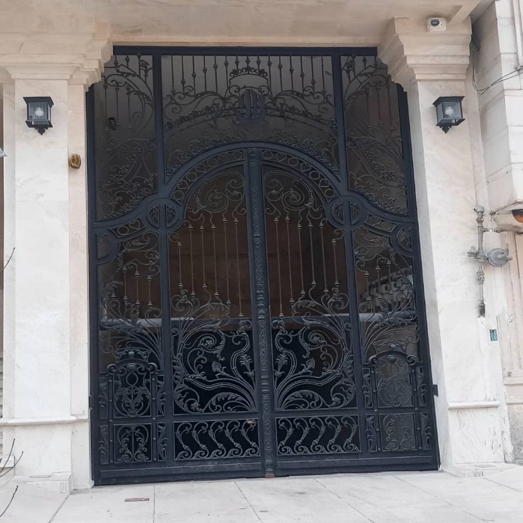 نصب درب حیاط ویلا فرفورژه در همدان نصب درب حیاط ویلا فرفورژه در همدان