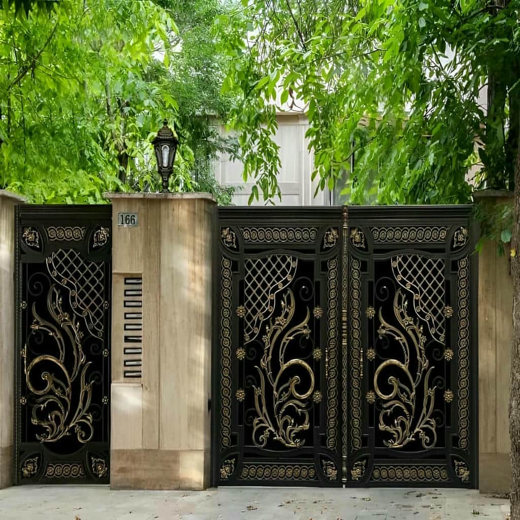 نصب درب حیاط ویلا فرفورژه در اصفهان نصب درب حیاط ویلا فرفورژه در اصفهان