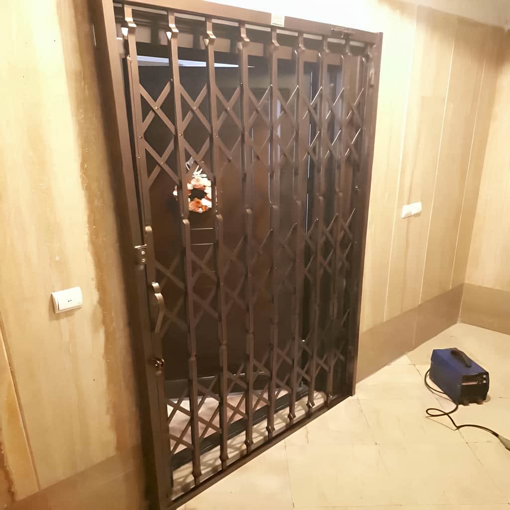 محافظ درب آپارتمان با برش دقیق قطعات
