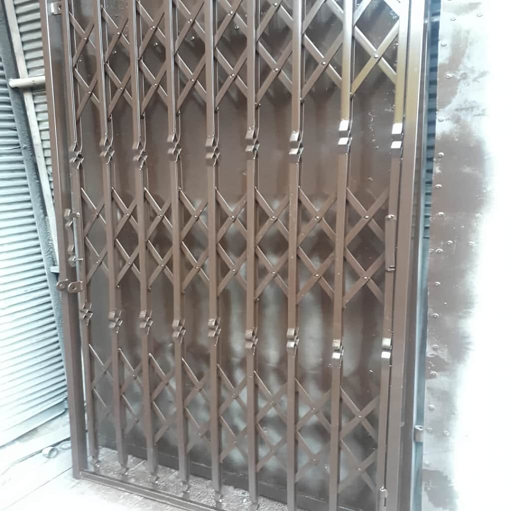 درب آکاردئونی فلزی با نصب اصولی روی چهارچوب
