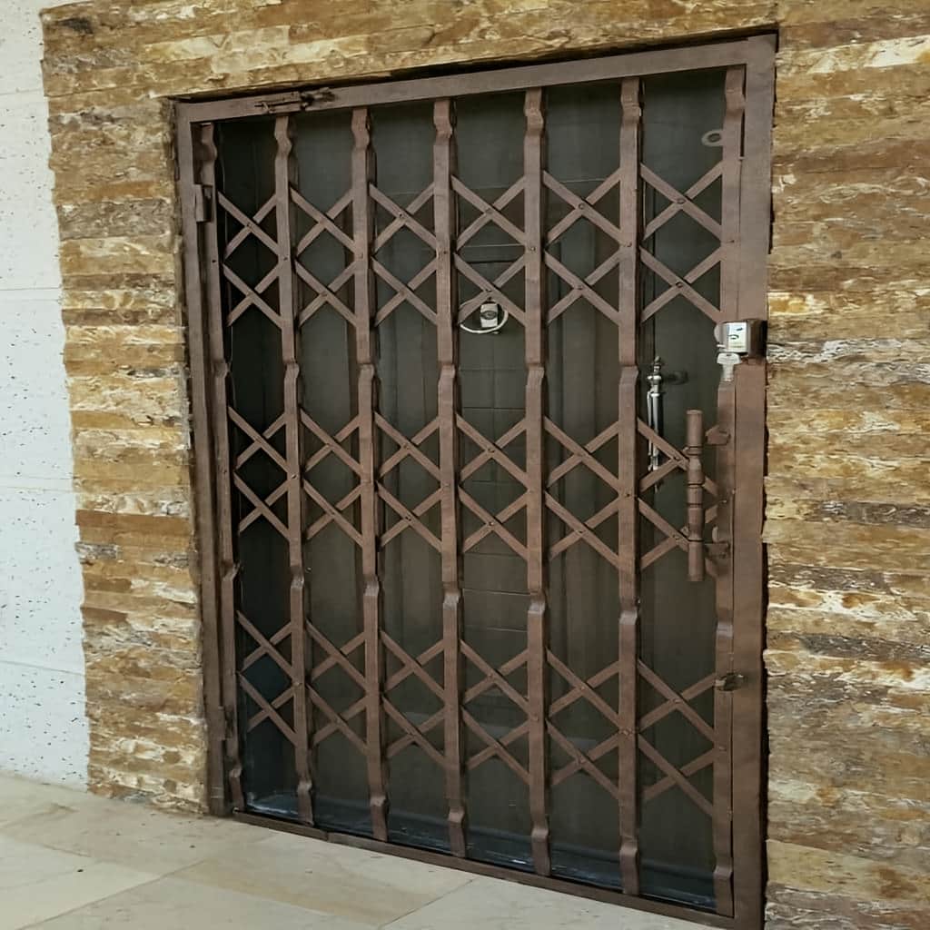 محافظ درب آپارتمان با نصب محکم روی چهارچوب