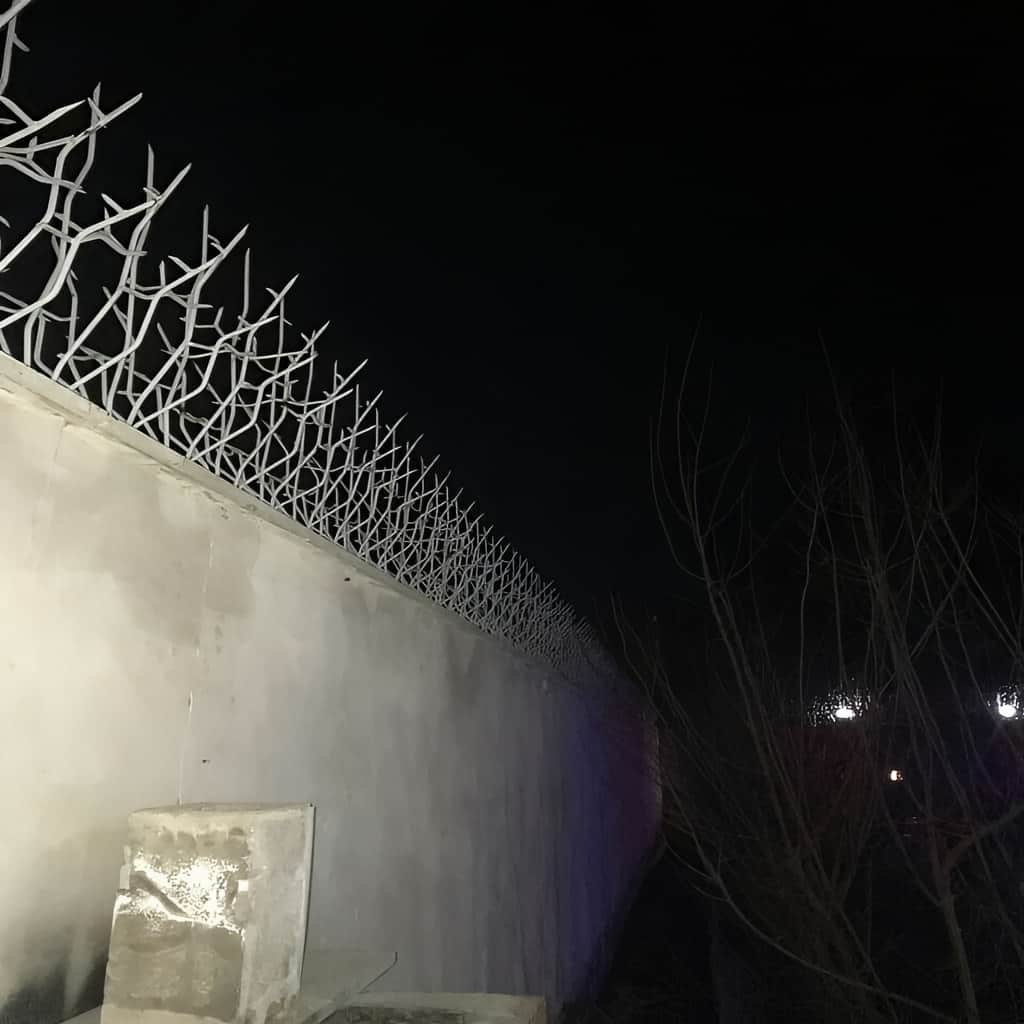 حفاظ روی دیوار با رنگ مقاوم فضای باز