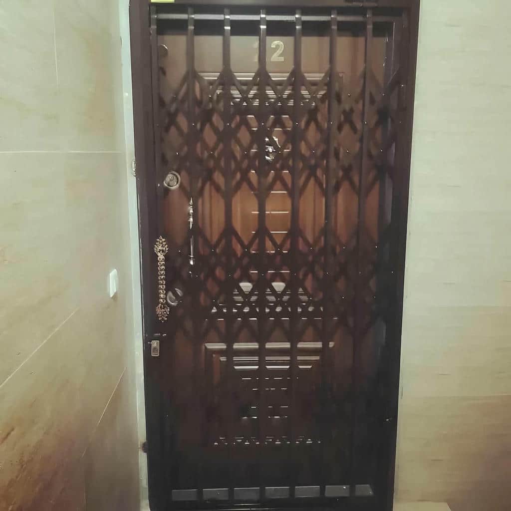 درب آکاردئونی فلزی با رنگ مقاوم روی بدنه