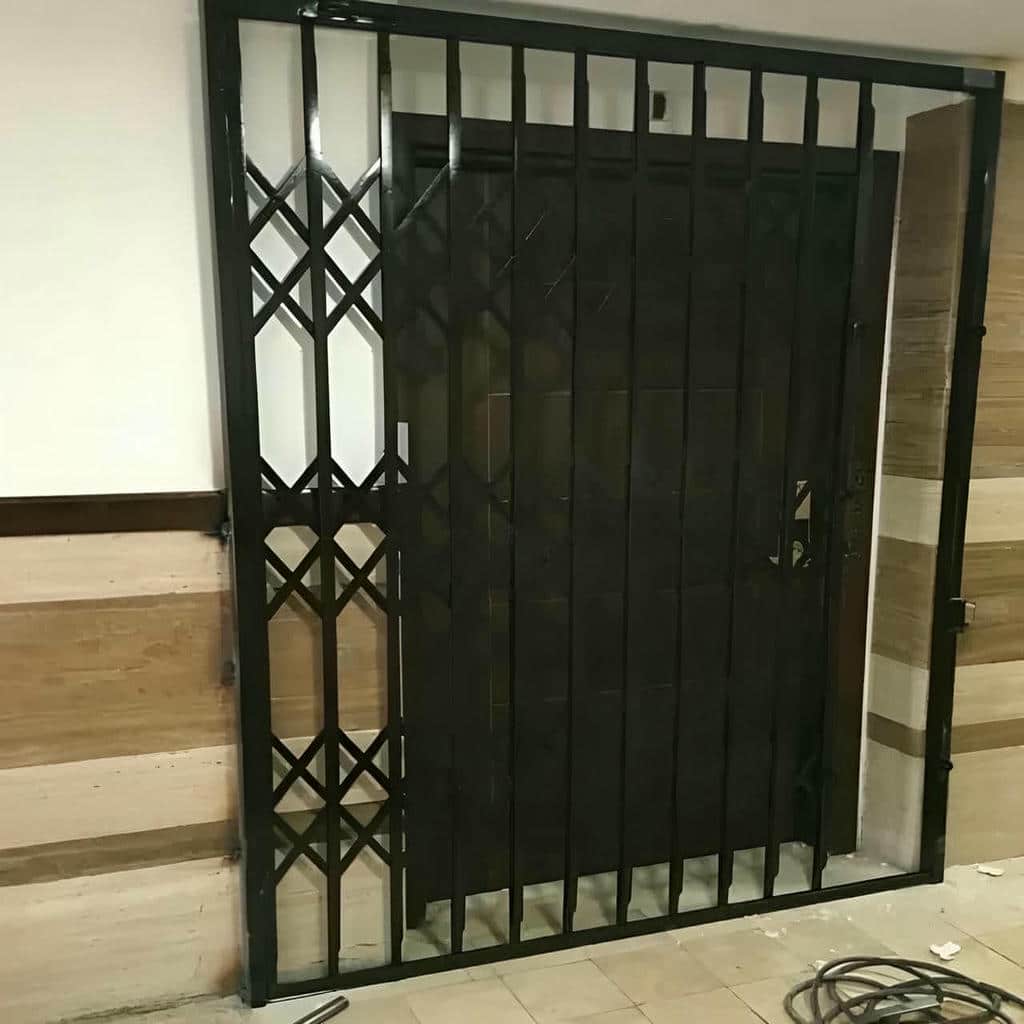 قفل درب آکاردئونی با نصب دقیق روی فریم