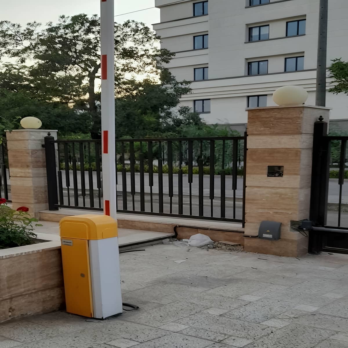 راهبند پارکینگ برقی با برد فرمان دقیق راهبند پارکینگ برقی با برد فرمان دقیق