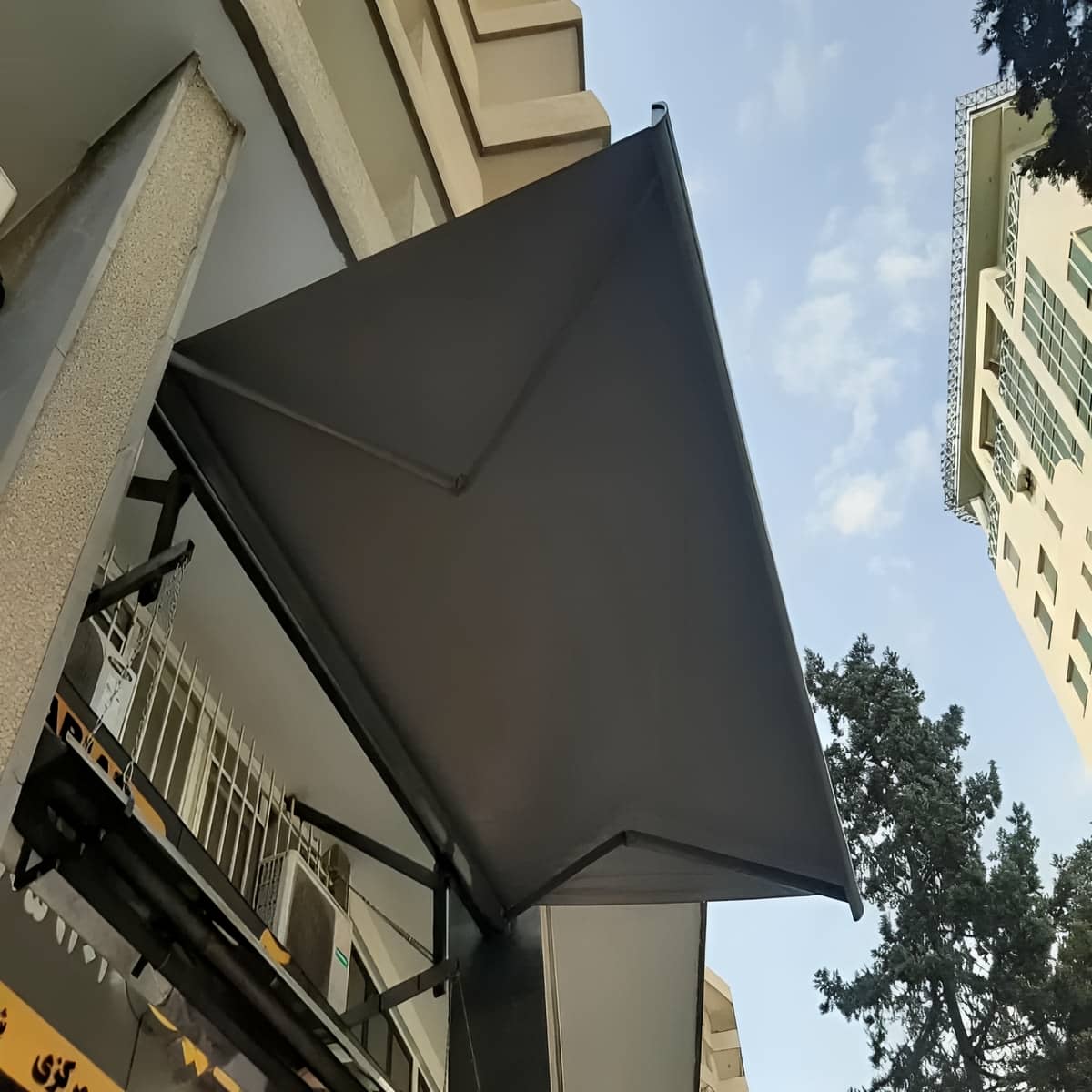 سایبان برقی با سنسور باد برای ایمنی بیشتر سایبان برقی با سنسور باد برای ایمنی بیشتر