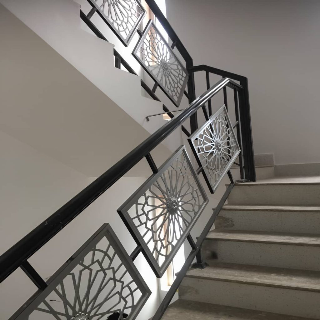 نرده سی ان سی مدرن با فریم مستحکم