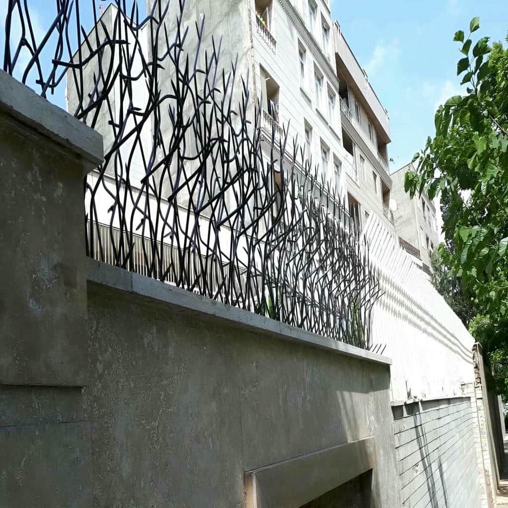 حفاظ روی دیوار با شاخه های بازدارنده منظم