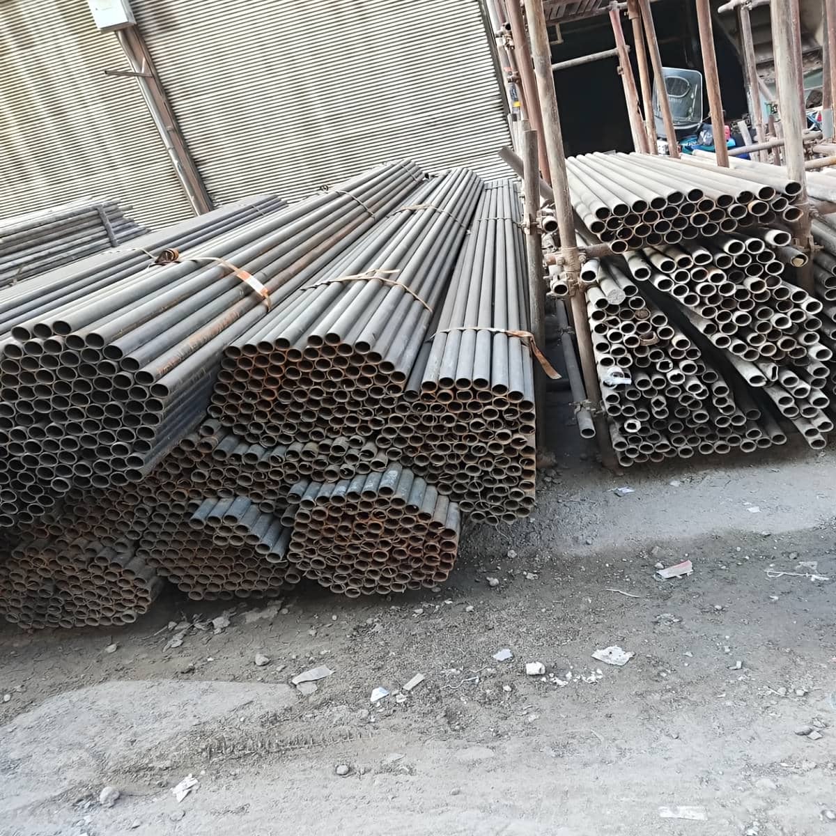 لوله داربست فولادی با بدنه سالم برای سازه موقت لوله داربست فولادی با بدنه سالم برای سازه موقت